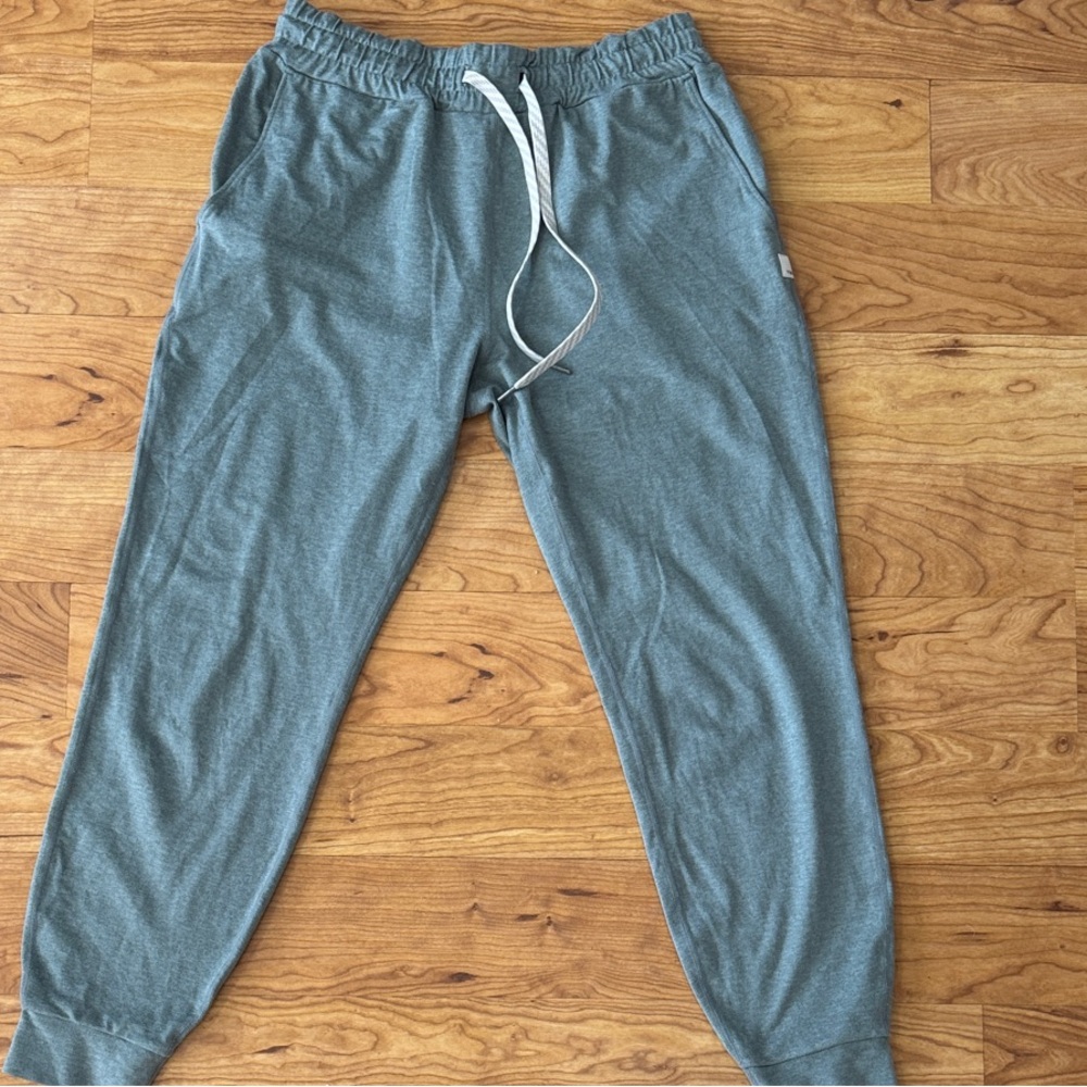 Vuori Women's light green Joggers